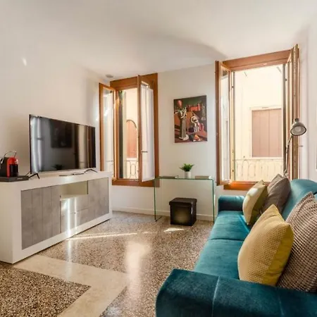 Baretteri Design Apartments- 2 Min From San Marco 베니스